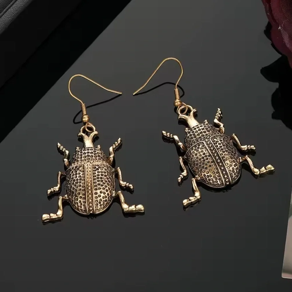 Vintage Beetle Jewelry Set – Necklace & Matching Earrings